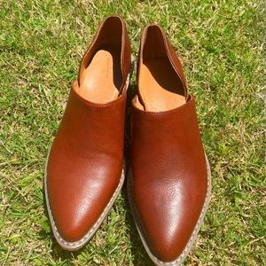 Pointed toe low cut booties